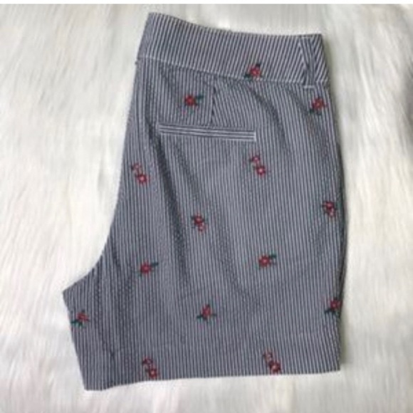 NWT St. John's Bay striped mid-rise
shorts size 6 - Picture 2 of 5